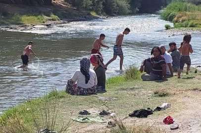 Sıcaktan bunalan köy sakinlerine plaj yaptırdı