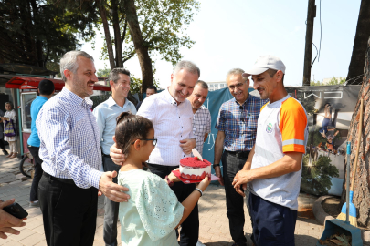 Temizlik personeline sürpriz doğum günü kutlaması