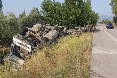 Bursa'da saç yüklü tır takla attı