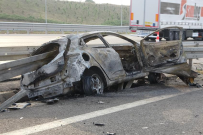 Bariyerin önünden girip arkasından çıktığı otomobil alev aldı: 2 ölü, 1 yaralı