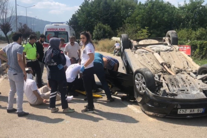 Bursa’da 3 kişinin yaralandığı kaza anı kamerada