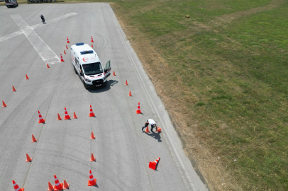 Ambulans sürüş eğitimcilerine güvenli sürüş eğitimi verildi