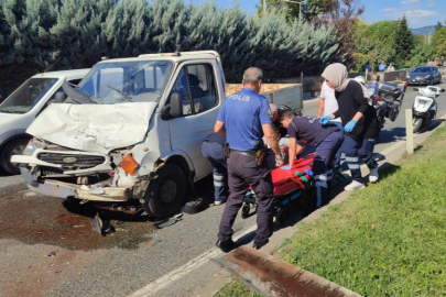 Kamyonet tıra arkadan çarptı