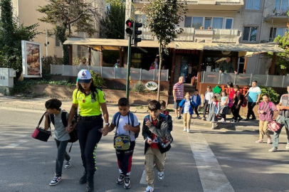 Bursa'da Okul Polisi, eğitim kurumları çevresinde kuş uçurtmuyor