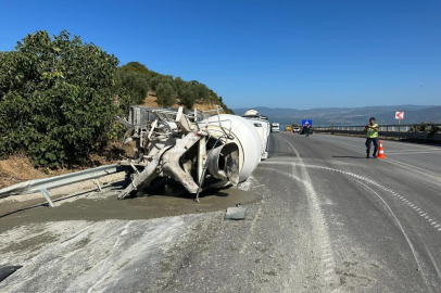 Aynı firmaya ait iki beton mikseri kafa kafaya çarpıştı: 1 ölü, 1 ağır yaralı