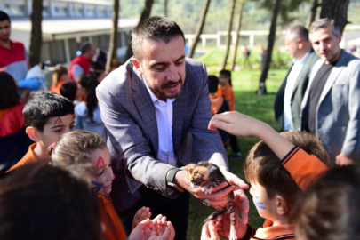 Başkan Tanır ve öğrenciler patili dostları yalnız bırakmadı