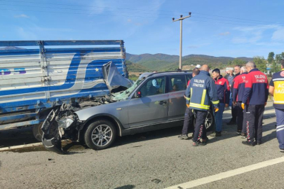 Lüks araç, park halindeki kamyonete çarptı:2 yaralı