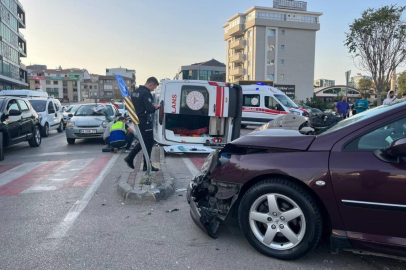 Bursa'da ambulans ile otomobil kaza geçirdi: 3 yaralı