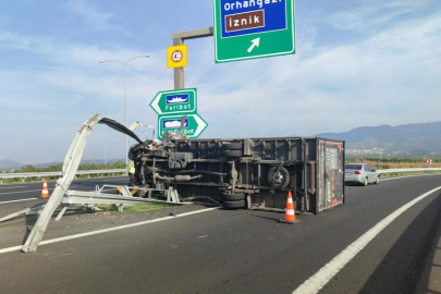 Orhangazi otoyol kavşağında kamyonet kaza yaptı