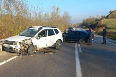 Bursa'da 2 araç kafa kafaya çarpıştı, 3 kişi yaralandı