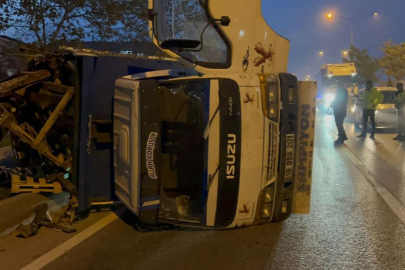 Lastiği patlayan kamyonet devrildi