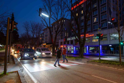 Bursa'da 'akıllı yaya yolu' uygulaması yayaların yanında