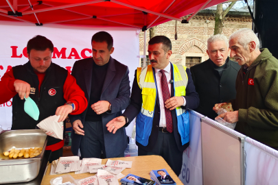 İYİ Parti Bursa Büyükşehir Belediye Başkan Adayı Selçuk Türkoğlu, Ulucami önünde vatandaşlarla buluştu