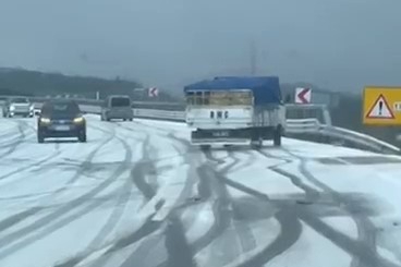 İznik’te kar yağışı: Yollar buz tutunca trafiğe zor anlar