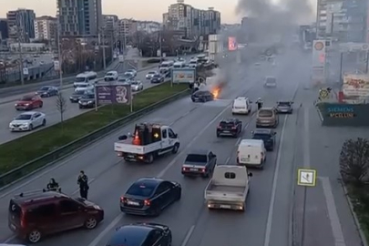 Bursa’da seyir halindeki otomobil alev alev yandı