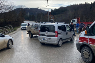 Düzce'nin Yığılca ilçesinde yoğun yağış nedeniyle kayganlaşan yolda meydana gelen trafik kazasında 4 kişi yaralandı.