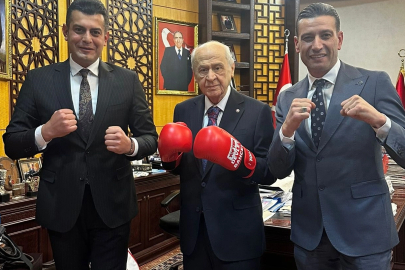 Bahçeli'den 'boks eldivenli' poz!