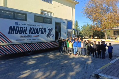 Antalya'da mobil kuaför tırı öğrencilerin hizmetinde